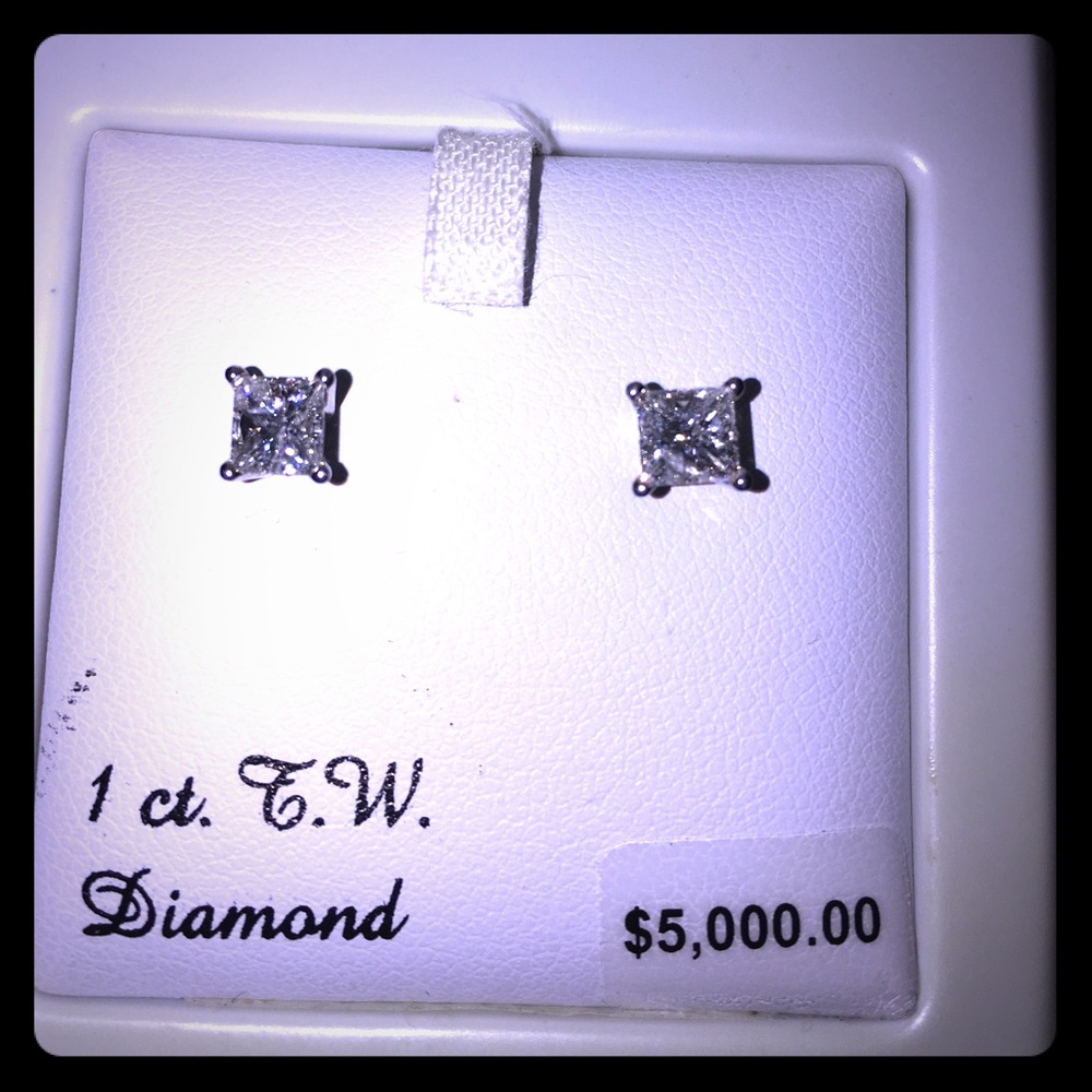 14k white gold, 1k diamond stud earrings.